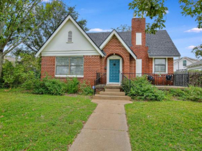 Classy 1927 Uptown Tudor 4 min to Magnolia